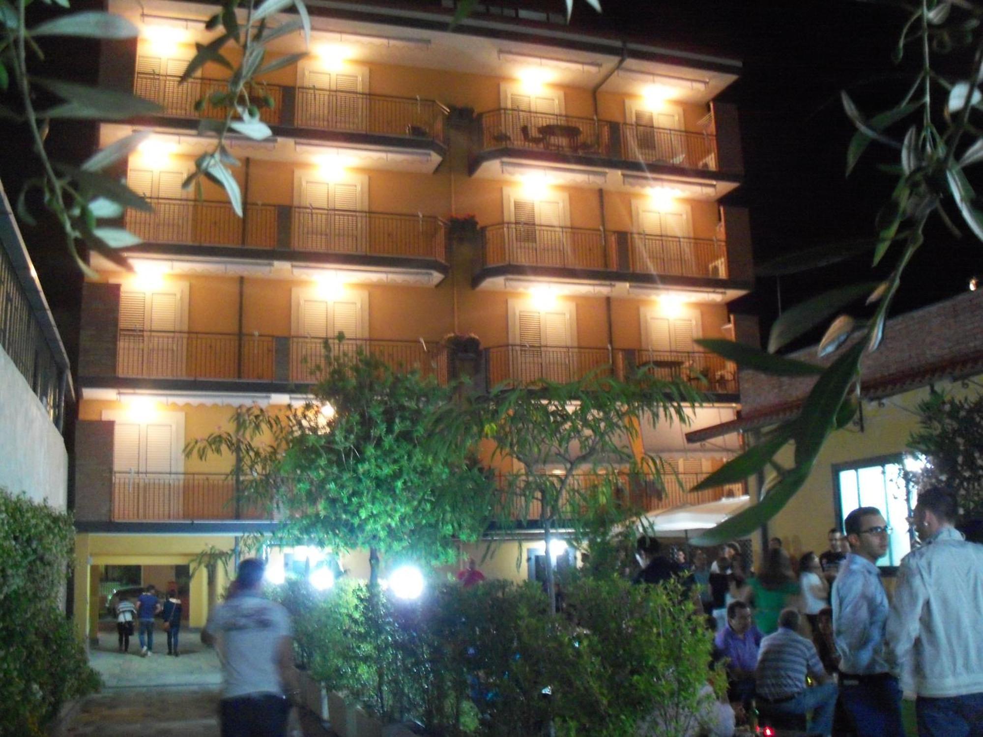 Riviera Ionica Aparthotel Santa Teresa Di Riva Exterior photo